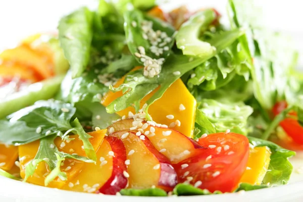 Frisk salat på hvid baggrund - Stock-foto