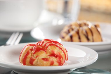 tatlı pasta çanak üzerinde