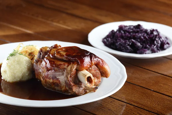 Pêlos de carne com guarnição — Fotografia de Stock