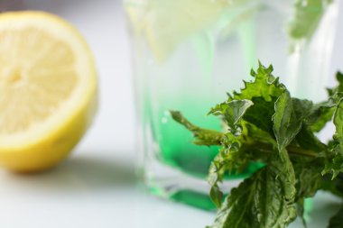 beyaz zemin üzerine taze kokteyl