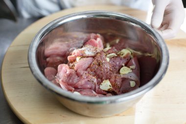 Mutfakta yemek yapmak.