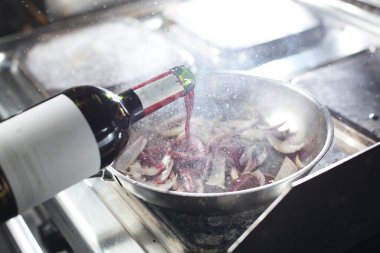 Mutfakta yemek yapmak.