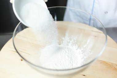 Mutfakta yemek yapmak.