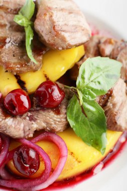 beyaz zemin üzerine taze kokteyl