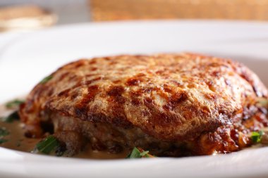 eti beyaz çanak üzerinde barış