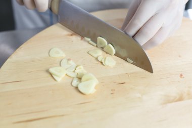 Mutfakta yemek yapmak.