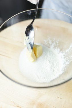 Mutfakta yemek yapmak.