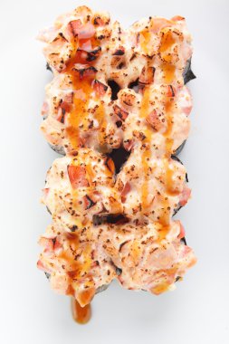 beyaz zemin üzerine lezzetli Asya suşi