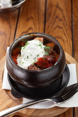 et ve patates ile siyah pot