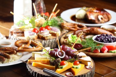 meyve ve sebze ile farklı kesimler ile tablo