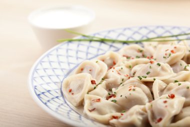 yemeğin üzerine sıcak köfte