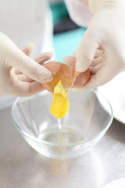 Mutfakta yemek yapmak.