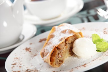 tatlı pasta çanak üzerinde