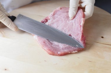 Mutfakta yemek yapmak.