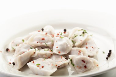 yemeğin üzerine sıcak köfte