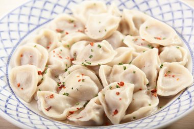 yemeğin üzerine sıcak köfte