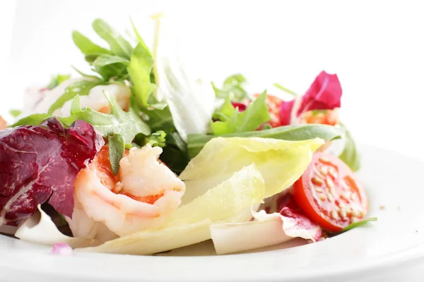 Salade savoureuse aux légumes — Photo