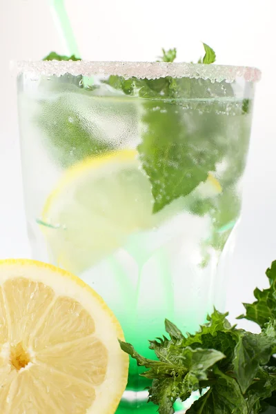 Frischer Cocktail auf weißem Hintergrund — Stockfoto