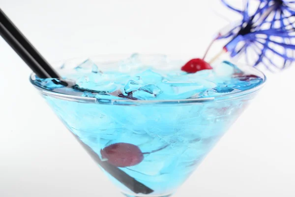 Cocktail frais sur fond blanc — Photo