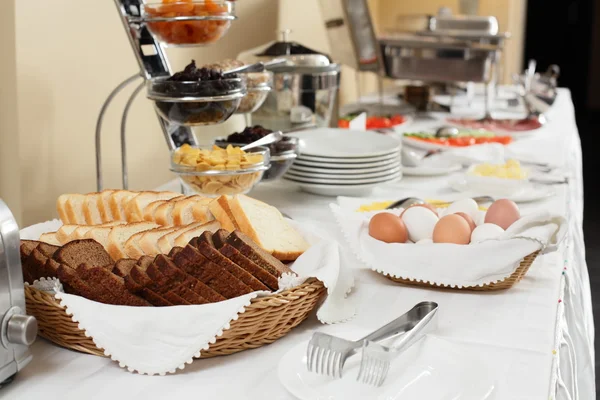 Mesa no restaurante com comida diferente — Fotografia de Stock