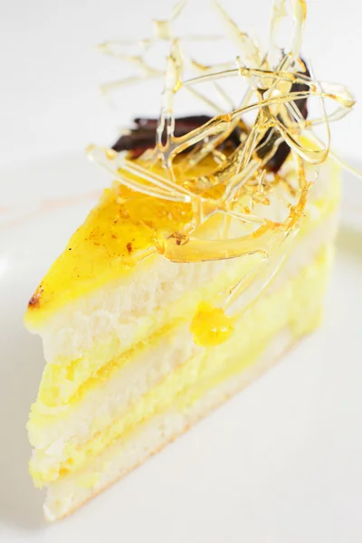 요리에 달콤한 케이크 — 스톡 사진