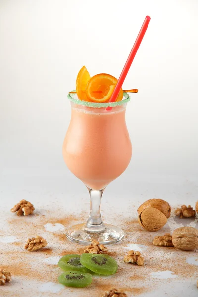 Cocktail fresco su sfondo bianco — Foto Stock
