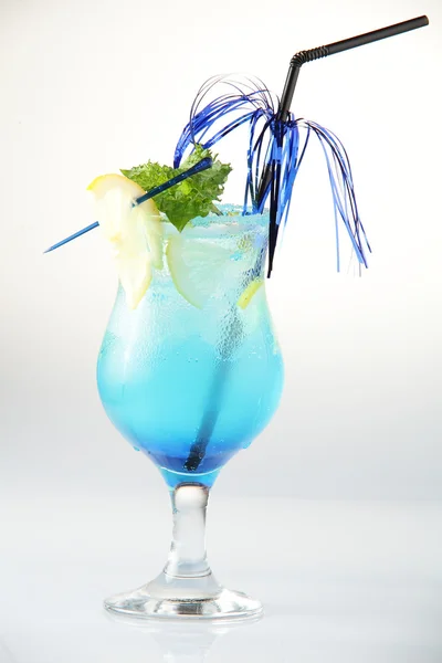 Cocktail frais sur fond blanc — Photo