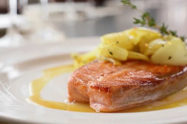 Pacíficos de carne con guarnición — Foto de Stock