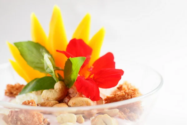 Gelato con fiori e noci — Foto Stock