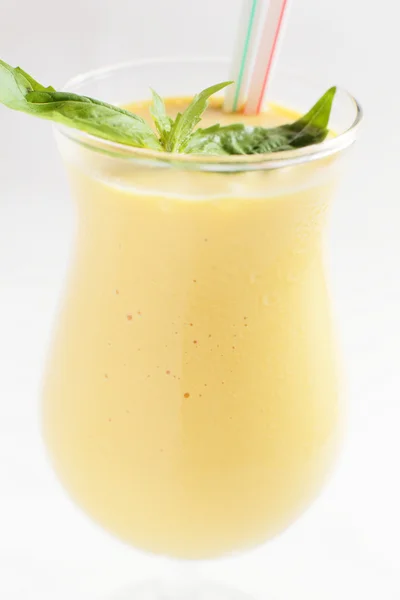 Frischer Cocktail auf weißem Hintergrund — Stockfoto