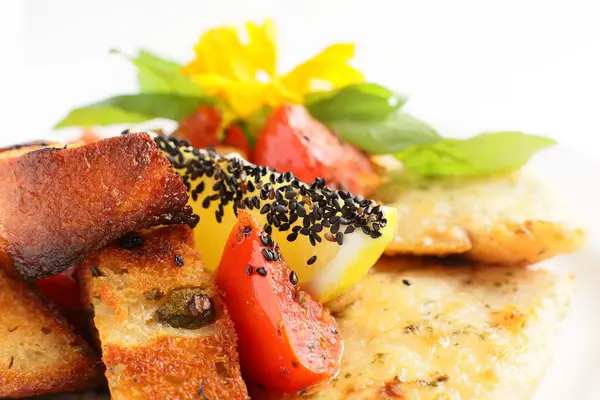 Salada saborosa com legumes — Fotografia de Stock