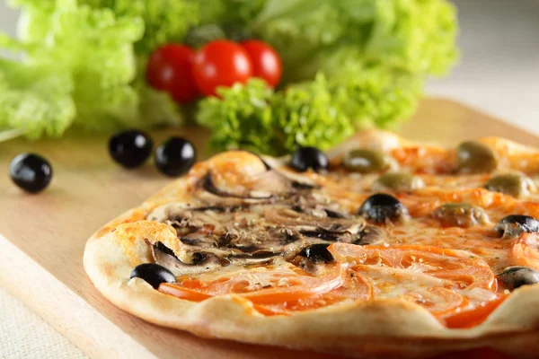 Gorące i smaczne pizza włoski — Zdjęcie stockowe