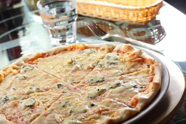 Pizza italiana calda e gustosa — Foto Stock