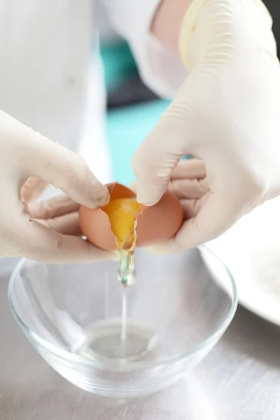 Cocinar en la cocina — Foto de Stock