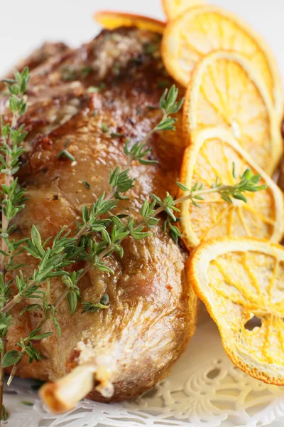 Pêlos de carne com guarnição — Fotografia de Stock