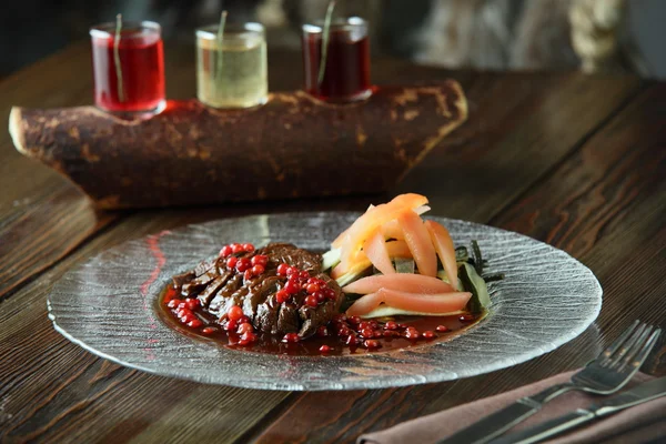 Pacíficos de carne con guarnición —  Fotos de Stock