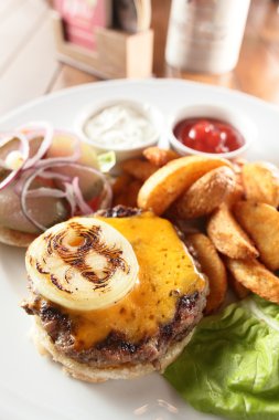 sıcak burger patates ve salata