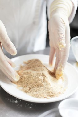 Mutfakta yemek yapmak.