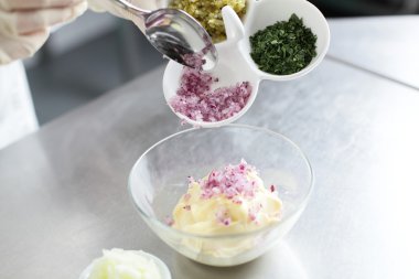 Mutfakta yemek yapmak.