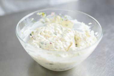 Mutfakta yemek yapmak.