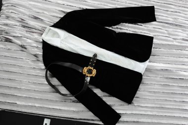 parlak zemin üzerine şık gömlek