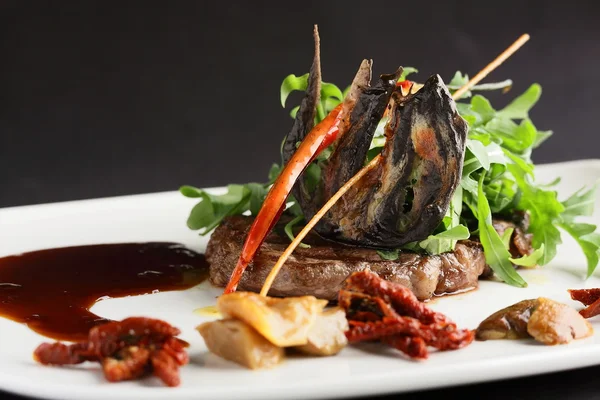 Pacíficos de carne con guarnición —  Fotos de Stock