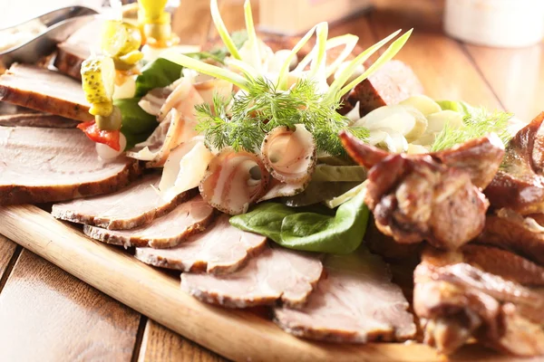 Pêlos de carne com guarnição — Fotografia de Stock