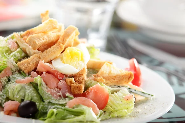 Leckerer Salat mit Gemüse — Stockfoto