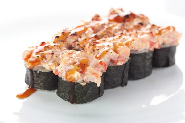 Sabroso sushi japonés sobre fondo blanco — Foto de Stock