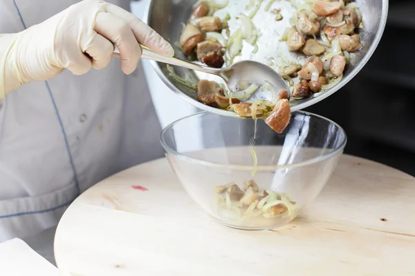 Kochen in der Küche — Stockfoto