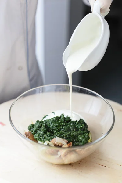 Cocinar en la cocina — Foto de Stock