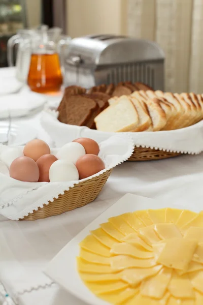 Mesa no restaurante com comida diferente — Fotografia de Stock