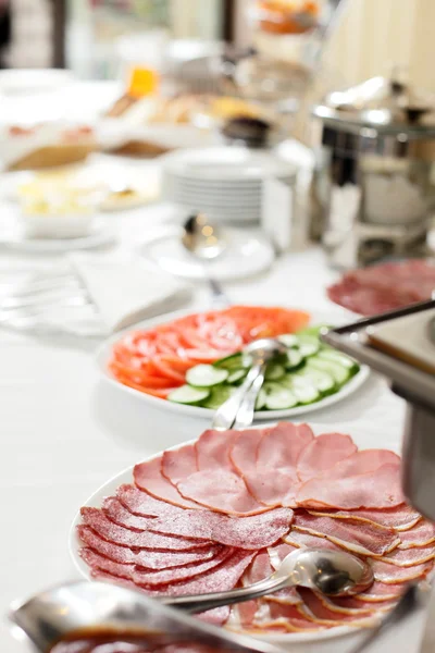 Mesa no restaurante com comida diferente — Fotografia de Stock