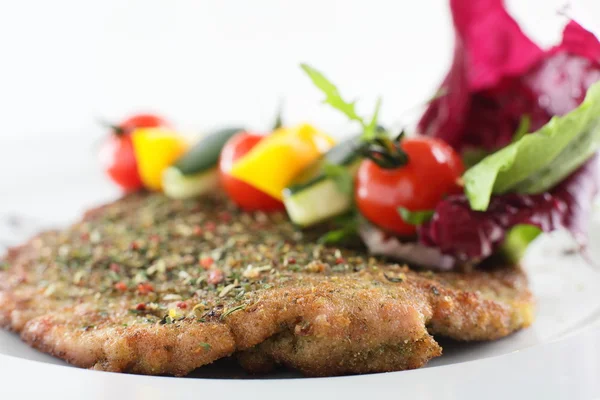 Stukken vlees met garnituur — Stockfoto